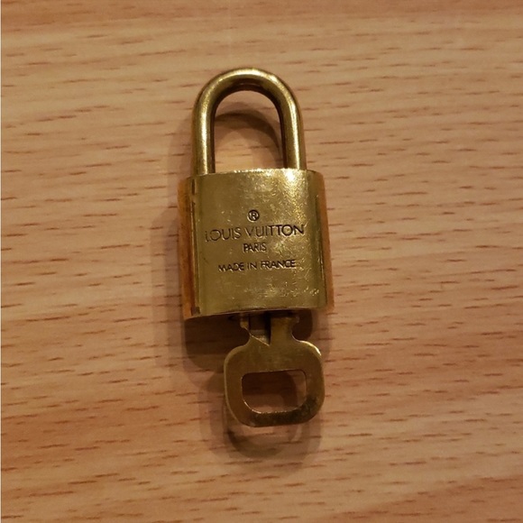 Louis Vuitton lock with key - Picture 3 of 4